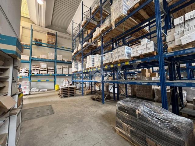 Locale Commerciale in affitto a Pastrengo, Veneto