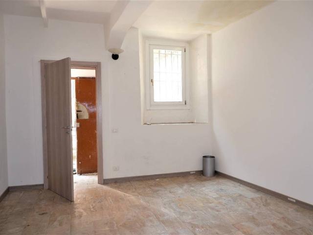 Locale Commerciale in affitto a Borgo Ticino, Pavia