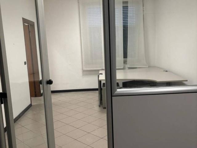 Locale Commerciale in affitto a Pavia, Lombardia