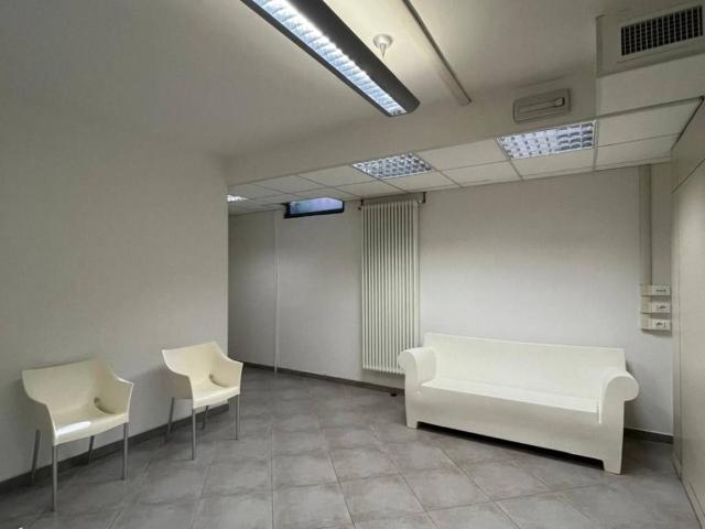 Locale Commerciale in affitto a Borgo Ticino, Pavia