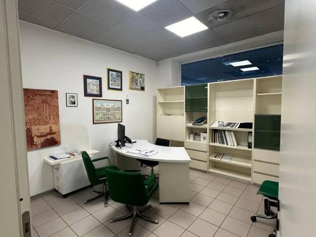 Locale Commerciale in affitto a Pavia, Lombardia