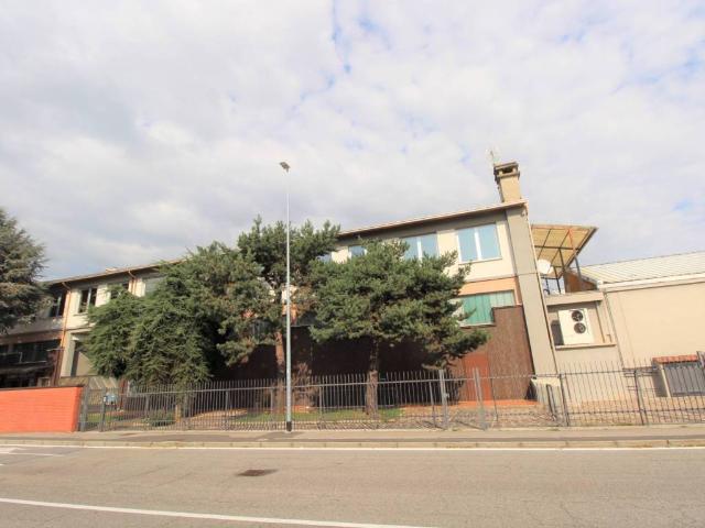 Locale Commerciale in affitto a Crosione, Pavia