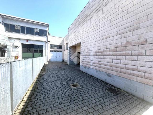 Locale Commerciale in affitto a Cassinetto, Pavia