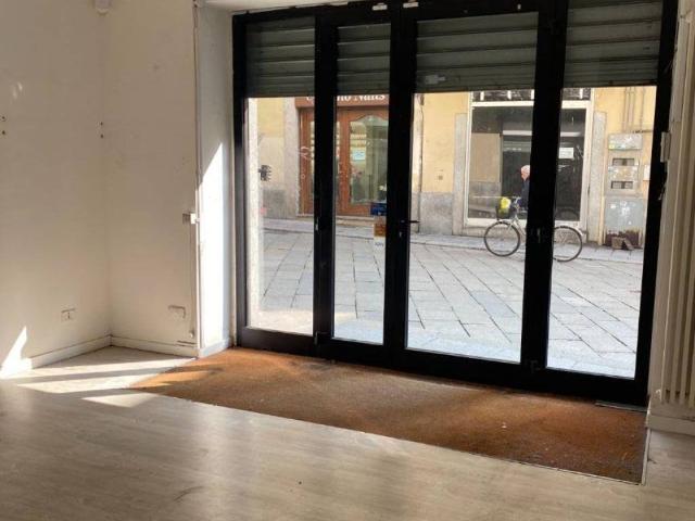 Locale Commerciale in affitto a Borgo Ticino, Pavia