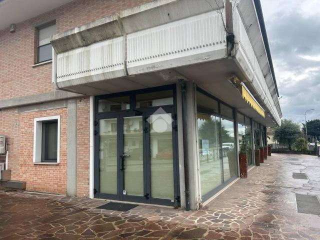 Locale Commerciale in affitto a Pederobba, Veneto
