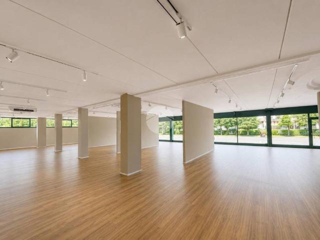 Locale Commerciale in affitto a Pedrengo, Lombardia