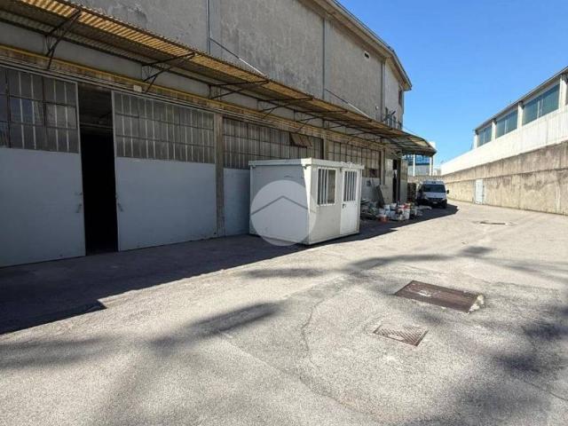 Locale Commerciale in affitto a Pedrengo, Lombardia