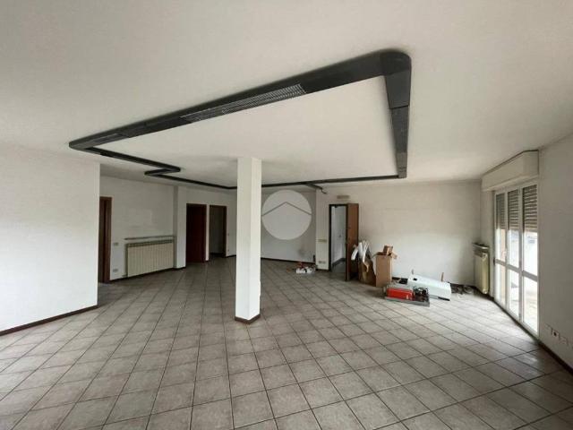 Locale Commerciale in affitto a Pedrengo, Lombardia