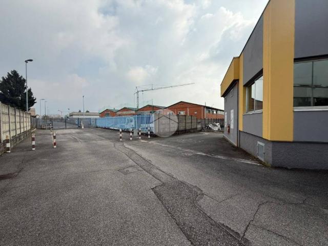 Locale Commerciale in affitto a Pedrengo, Lombardia