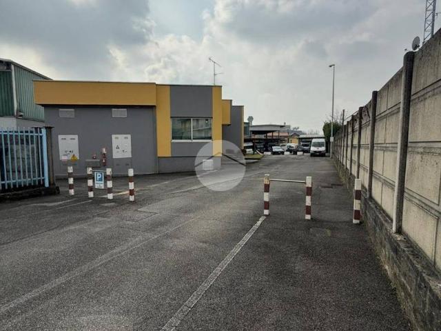 Locale Commerciale in affitto a Pedrengo, Lombardia