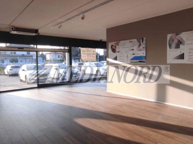 Locale Commerciale in affitto a Pedrengo, Lombardia