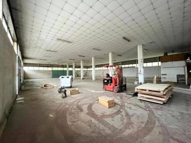 Locale Commerciale in affitto a Marche, Macerata