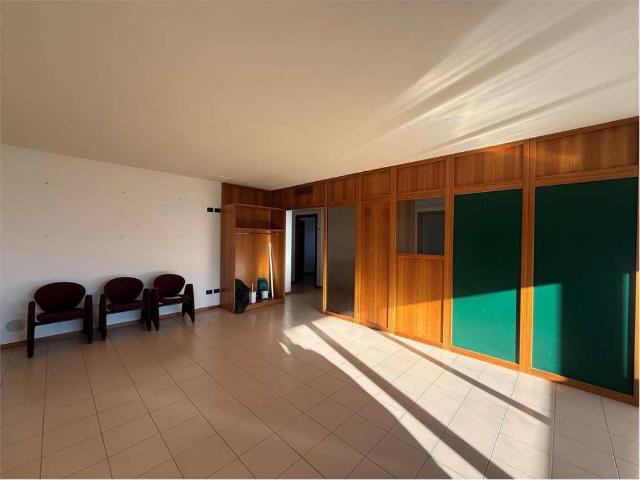 Locale Commerciale in affitto a Comunità Alta Valsugana e Bersntol, Pergine Valsugana