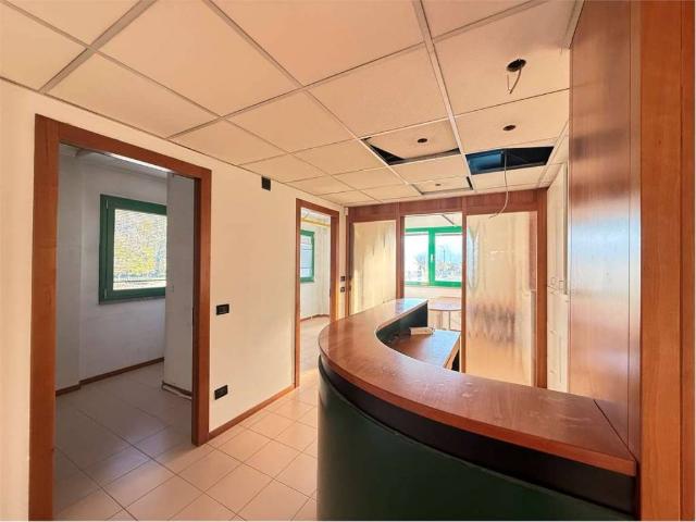 Locale Commerciale in affitto a Comunità Alta Valsugana e Bersntol, Pergine Valsugana