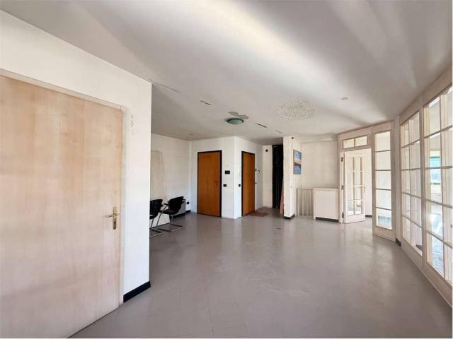 Locale Commerciale in affitto a Comunità Alta Valsugana e Bersntol, Pergine Valsugana