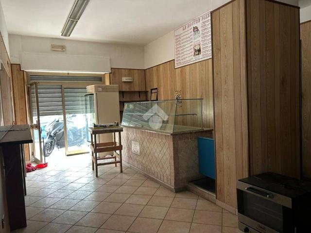 Locale Commerciale in affitto a Montebello, Cenerente