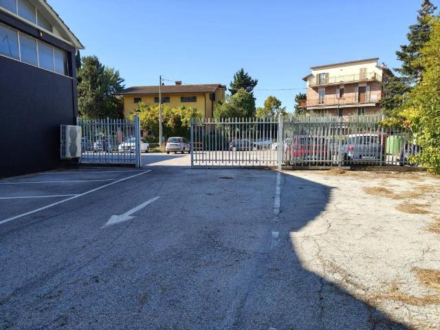 Locale Commerciale in affitto a Madonna Alta, Cenerente