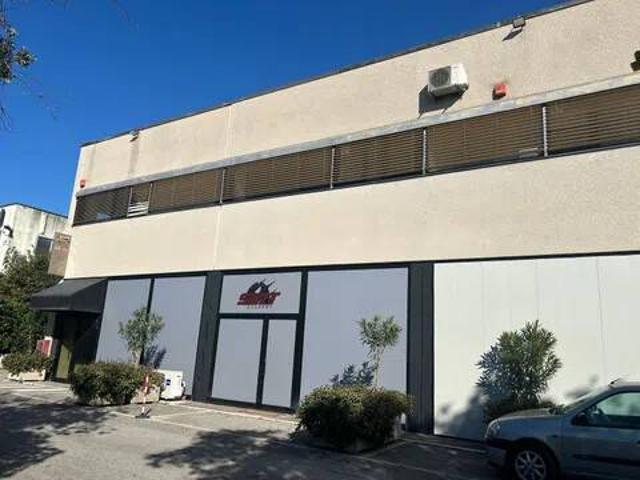 Locale Commerciale in affitto a Sant'Andrea delle Fratte, Cenerente