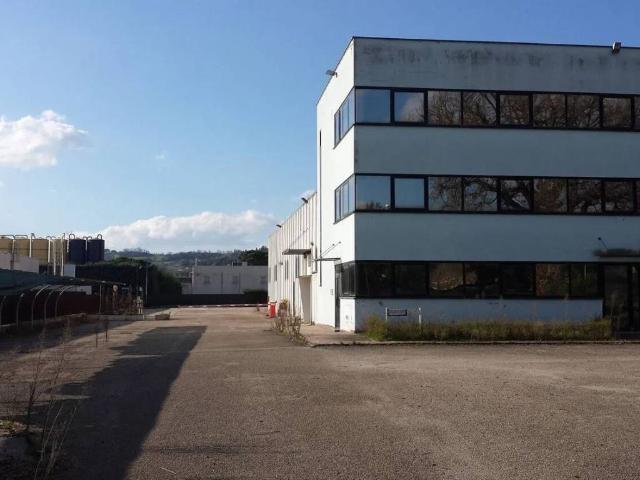 Locale Commerciale in affitto a Cenerente, Perugia