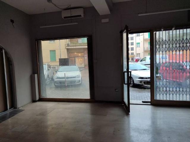 Locale Commerciale in affitto a Cenerente, Perugia