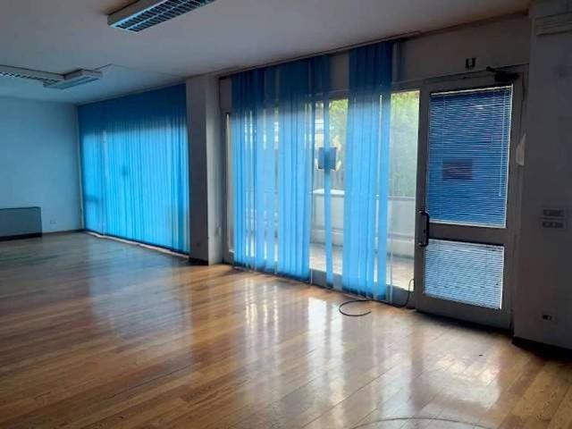 Locale Commerciale in affitto a Cenerente, Perugia