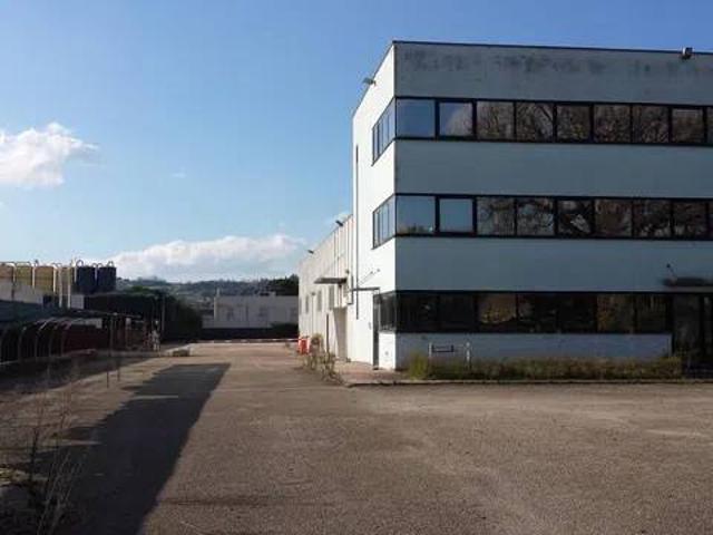 Locale Commerciale in affitto a Cenerente, Umbria