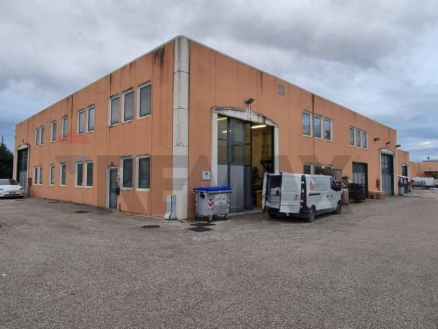 Locale Commerciale in affitto a Ponte San Giovanni, Cenerente