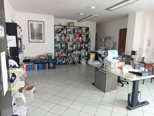 Locale Commerciale in affitto a Madonna Alta, Cenerente