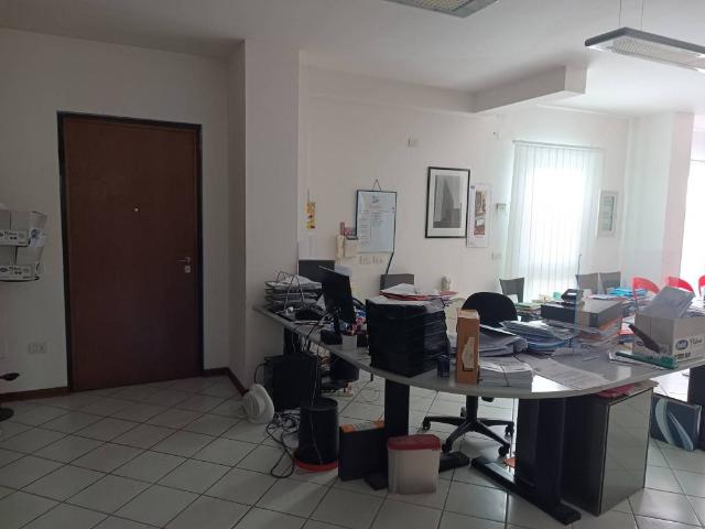 Locale Commerciale in affitto a Madonna Alta, Cenerente