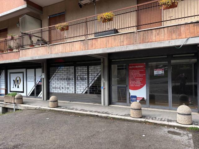 Locale Commerciale in affitto a Madonna Alta, Cenerente