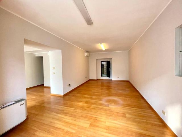 Locale Commerciale in affitto a Cenerente, Perugia