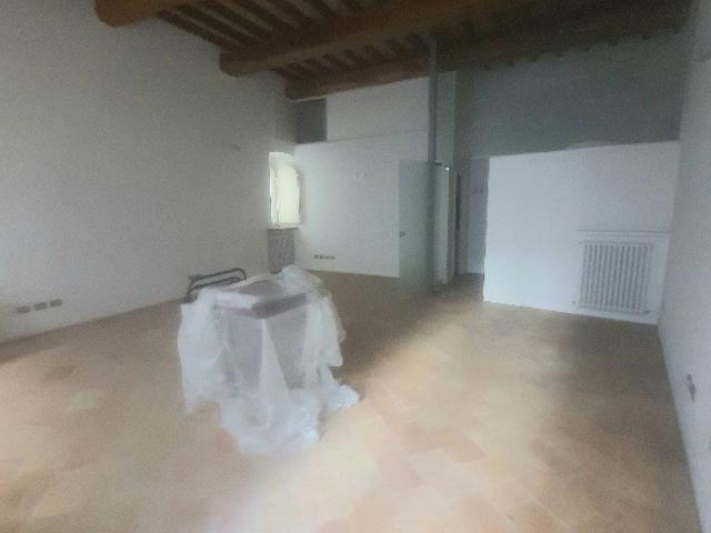 Locale Commerciale in affitto a Cenerente, Perugia