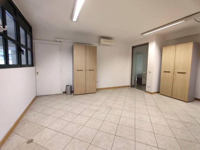 Locale Commerciale in affitto a Madonna Alta, Cenerente