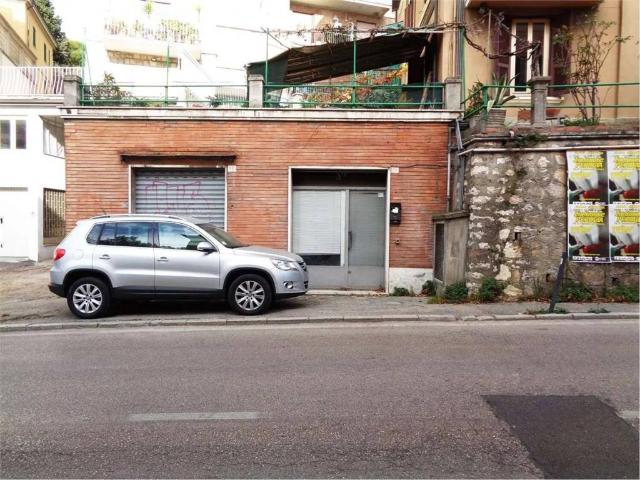 Locale Commerciale in affitto a Sant'Erminio, Cenerente