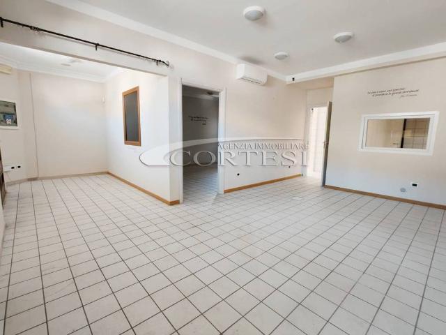 Locale Commerciale in affitto a Cenerente, Perugia