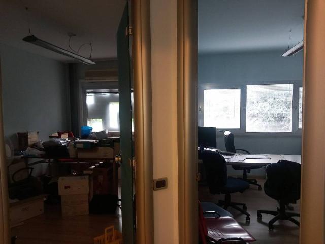 Locale Commerciale in affitto a 5 Torri, Marche