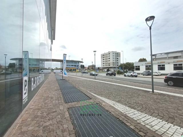 Locale Commerciale in affitto a Marche, Pesaro E Urbino