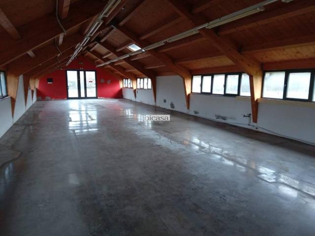 Locale Commerciale in affitto a Villa Fastiggi, Marche