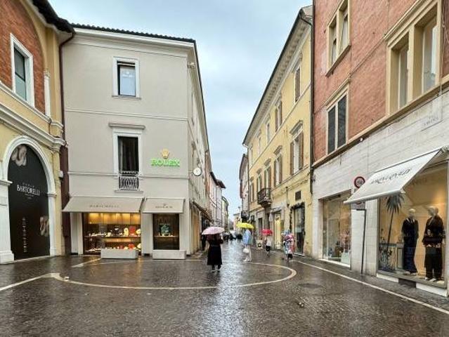 Locale Commerciale in affitto a Centro Storico, Marche