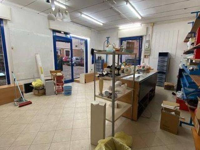 Locale Commerciale in affitto a Centro Storico, Marche