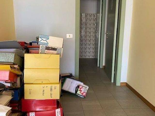 Locale Commerciale in affitto a Miralfiore, Marche