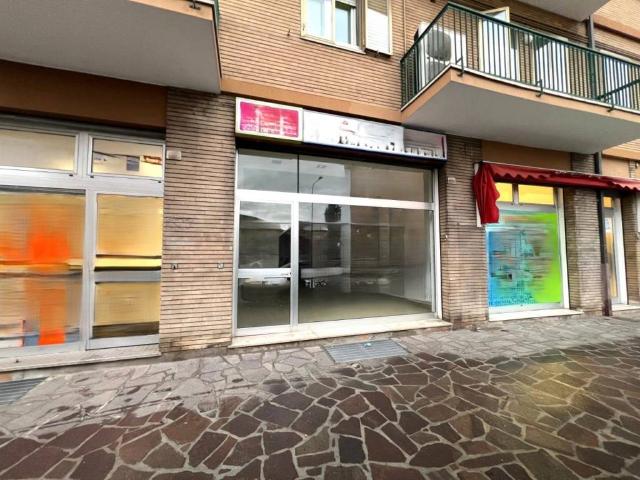 Locale Commerciale in affitto a Marche, Pesaro E Urbino