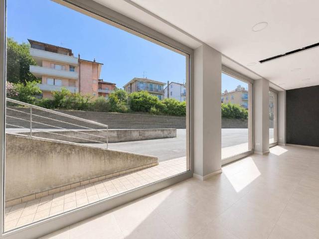 Locale Commerciale in affitto a Marche, Pesaro E Urbino