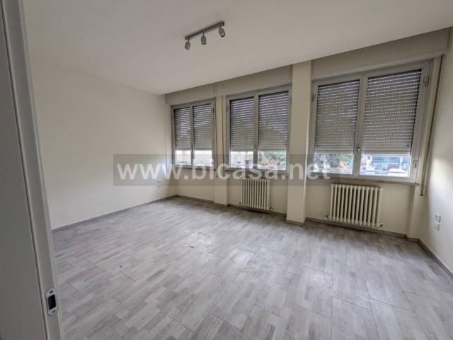 Locale Commerciale in affitto a Marche, Pesaro E Urbino