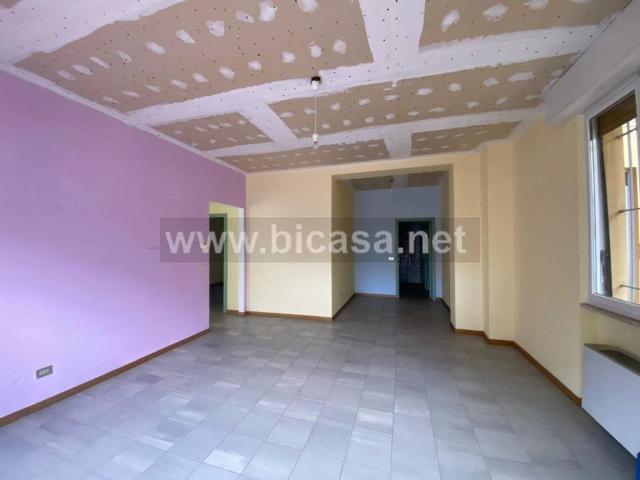 Locale Commerciale in affitto a Miralfiore, Marche