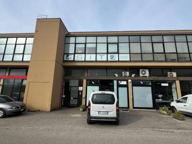 Locale Commerciale in affitto a Torraccia, Marche