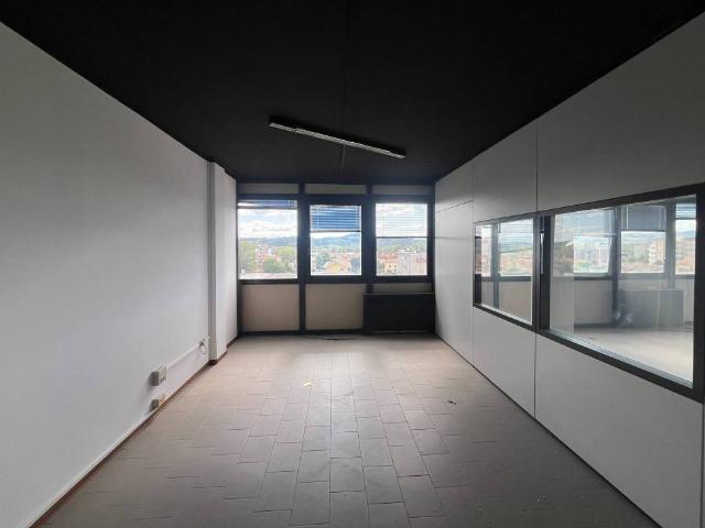 Locale Commerciale in affitto a Torraccia, Marche