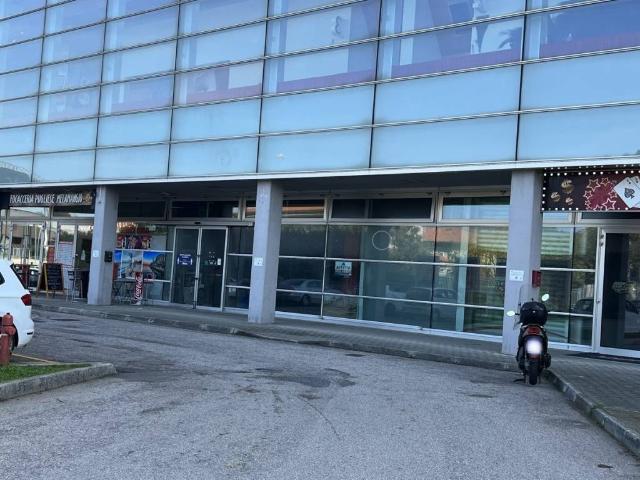 Locale Commerciale in affitto a Torraccia, Marche