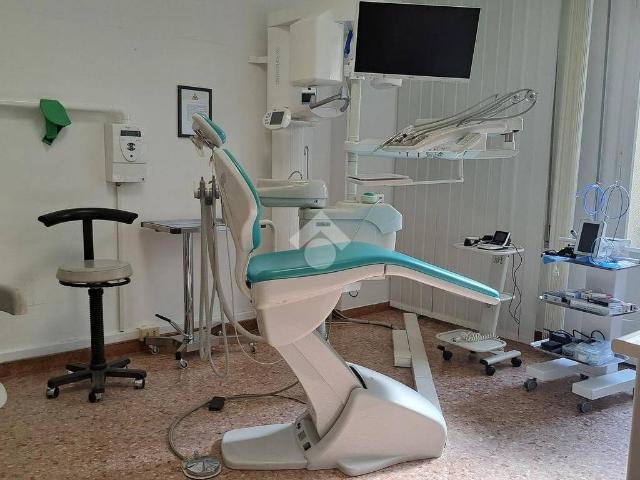 Locale Commerciale in affitto a Centro Storico, Marche