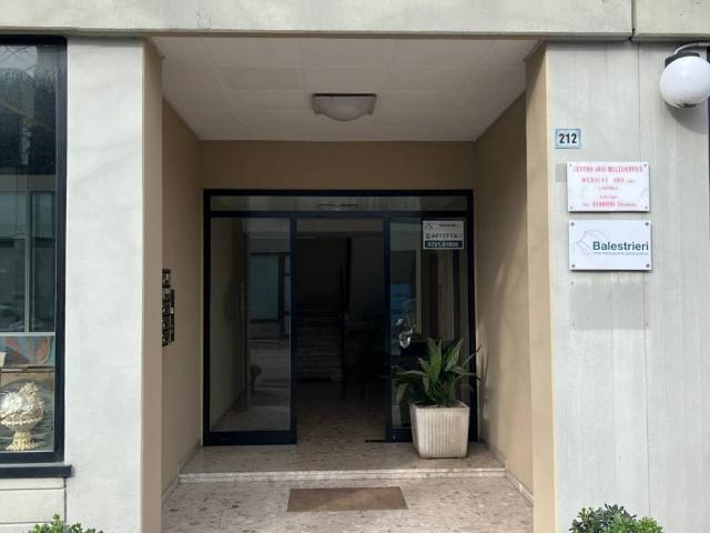 Locale Commerciale in affitto a Marche, Pesaro E Urbino